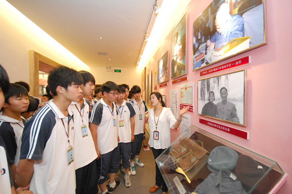 图为青年学生正在参观海宁市沈鸿纪念馆